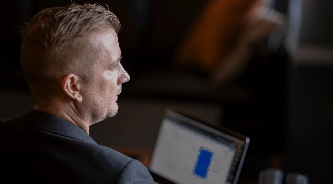 Simon Grevang arbejder på en AI-løsning på bærbar computer